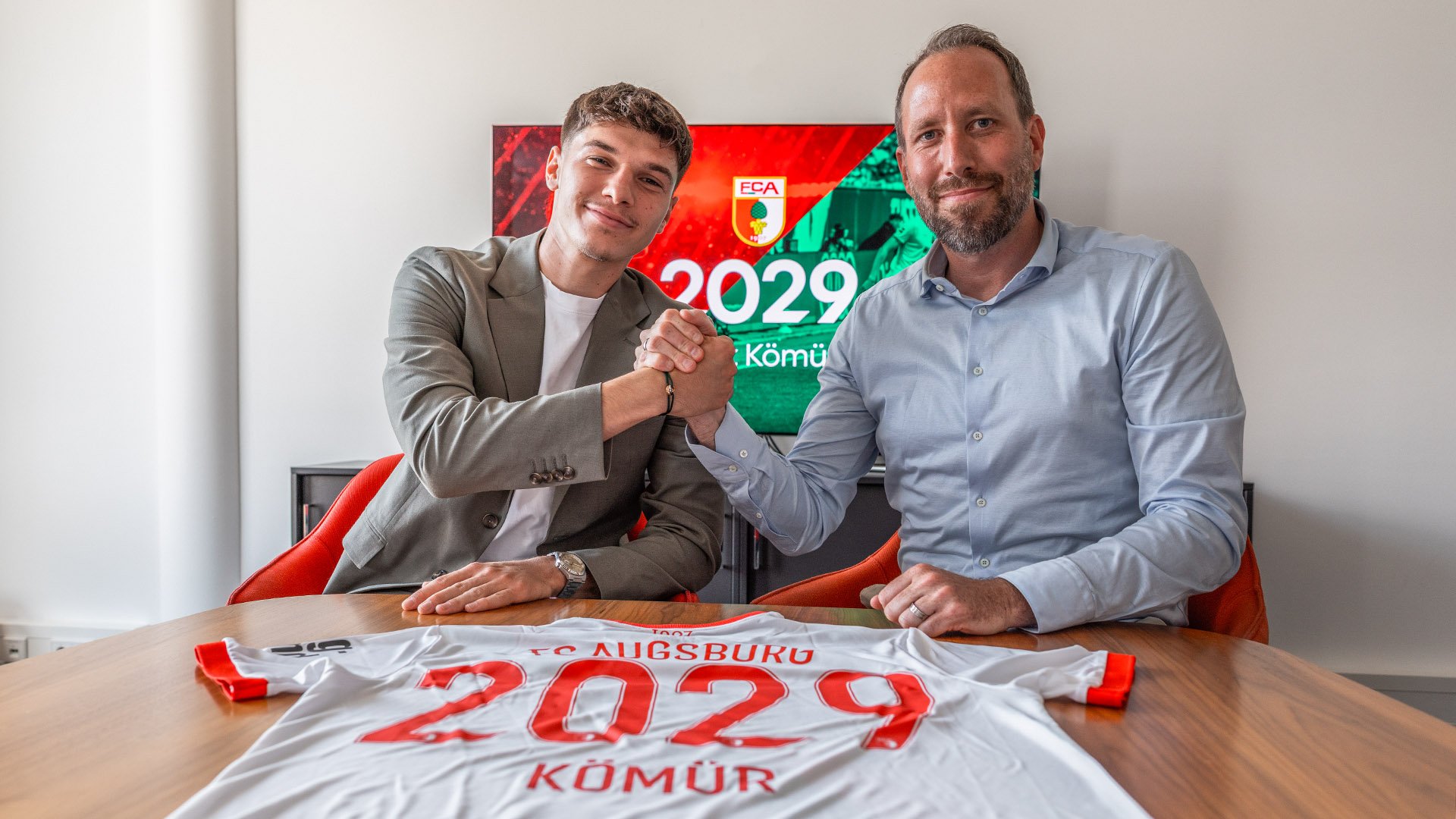 Mert Kömür extends contract with FCA | FC Augsburg