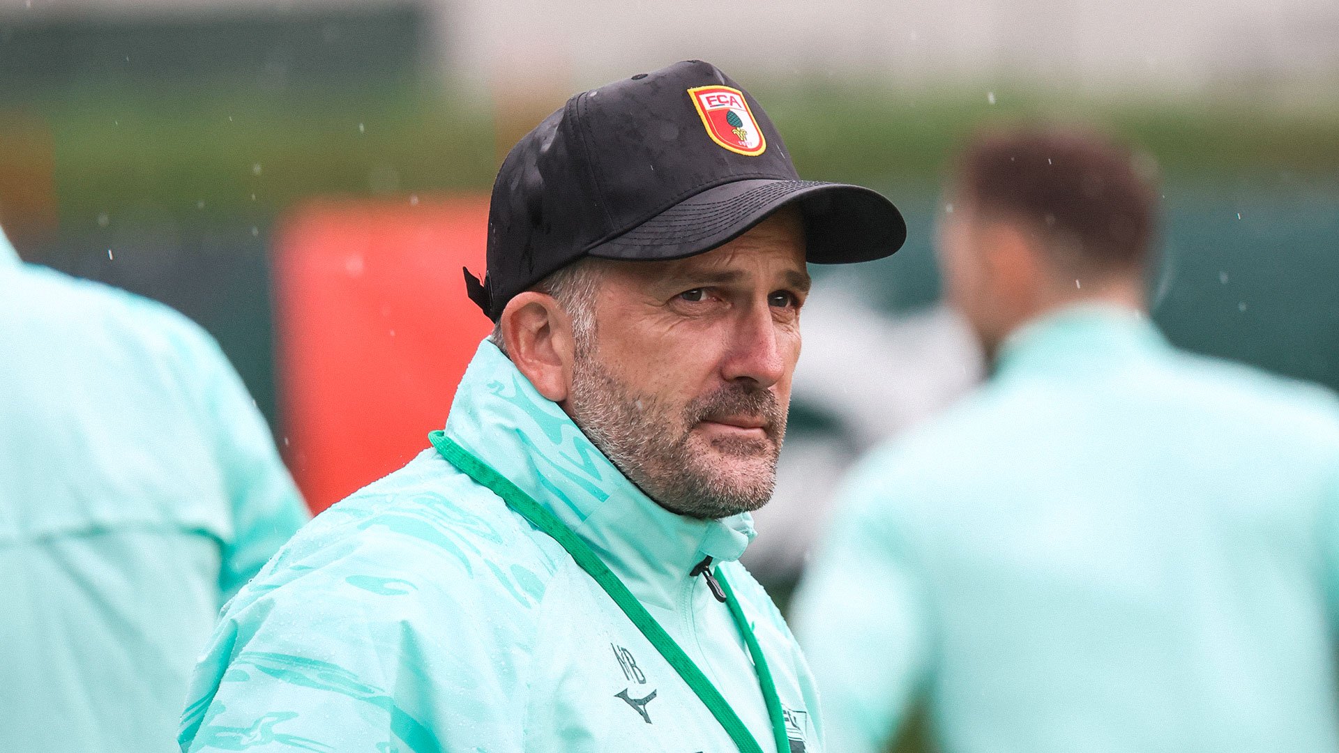 FCA-Trainer Manuel während der ersten Trainingseinheit auf dem Platz