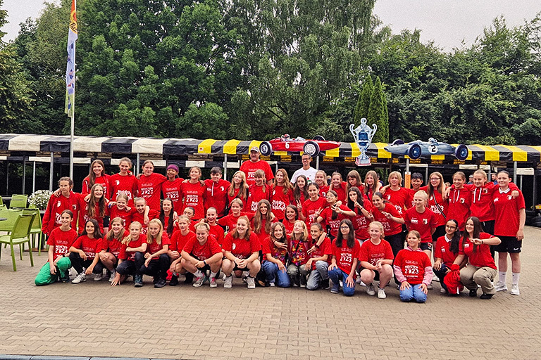 Die C- und D-Juniorinnen zusammen im Freizeitpark