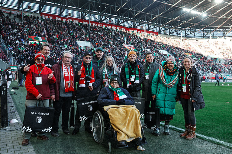 Gruppenfoto der geehrten Mitglieder beim Heimspiel gegen den Hamburger SV