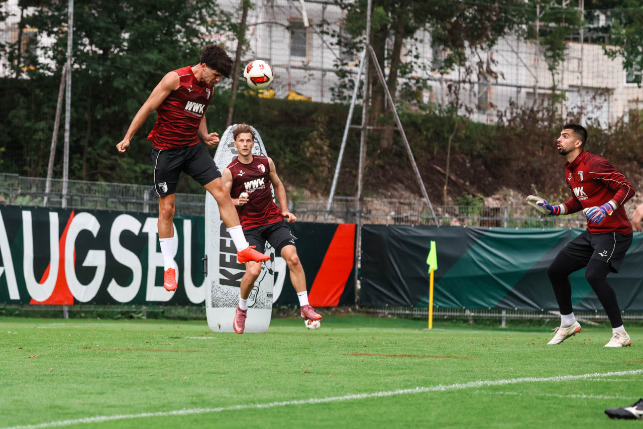 Rodrigo Ribeiro beim Kopfball.