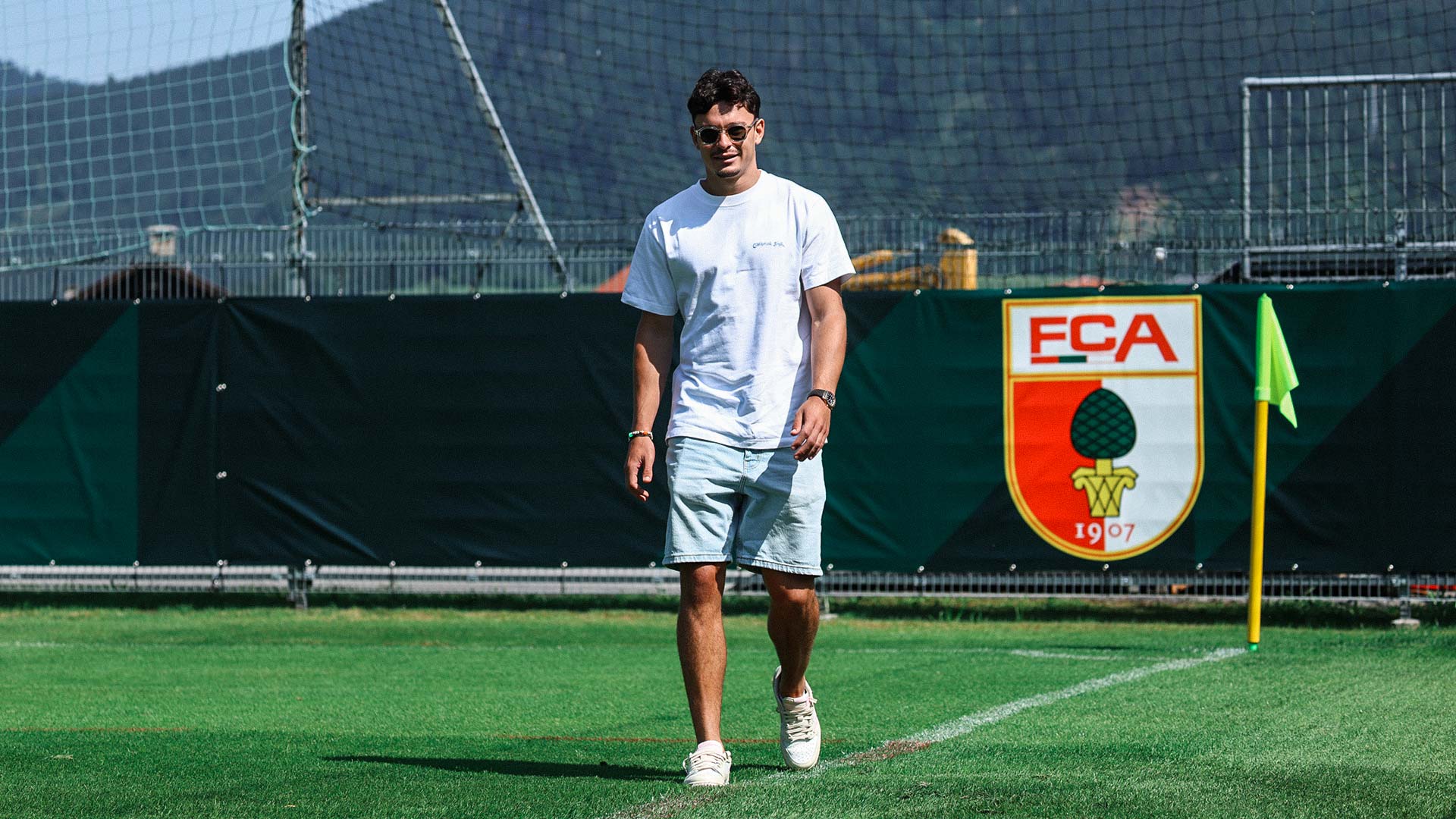 Fabien Rieder bei der Ankunft am Trainingsplatz