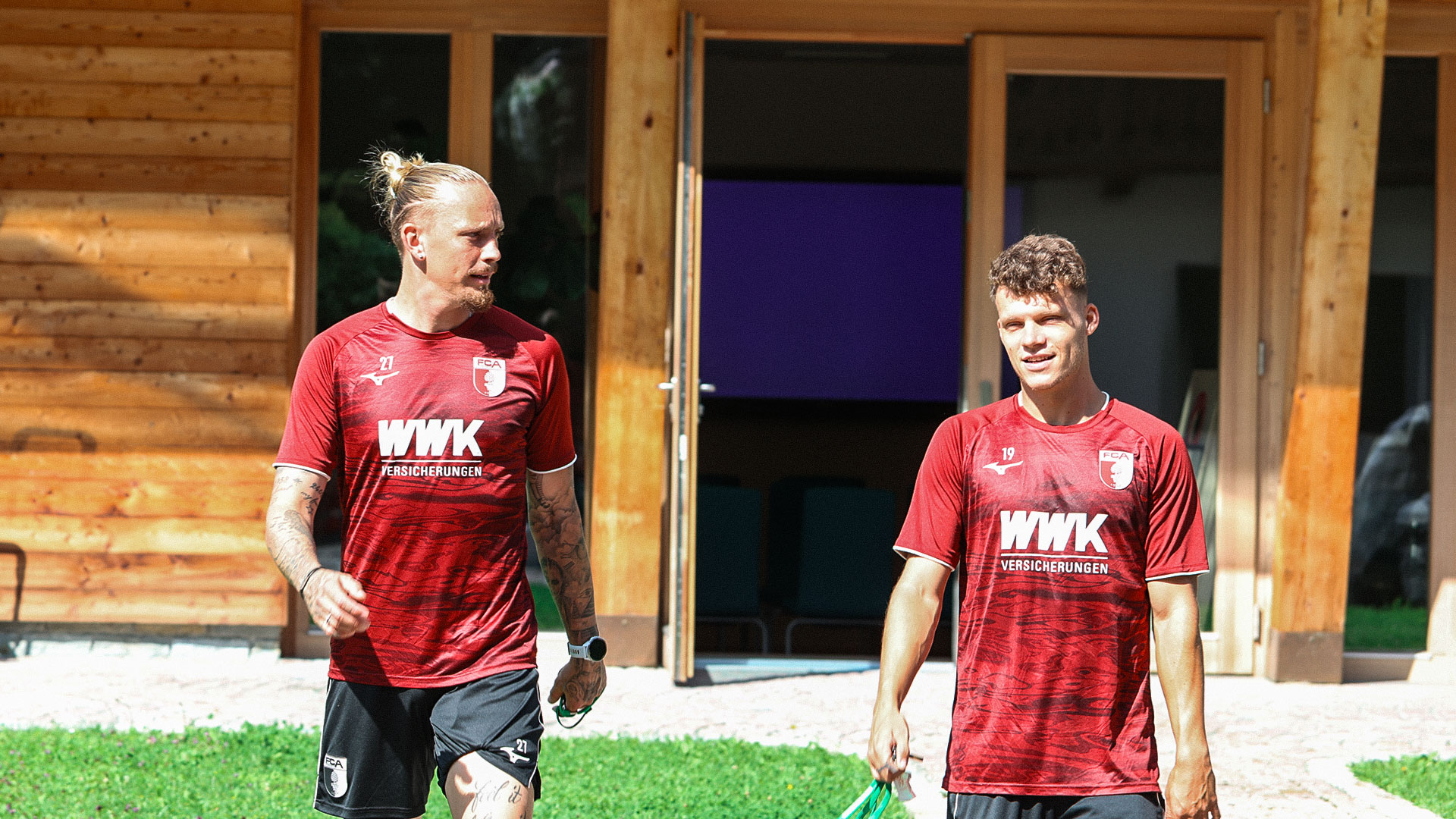 Marius Wolf und Robin Fellhauer nach dem Krafttraining im Hotelinnenhof.