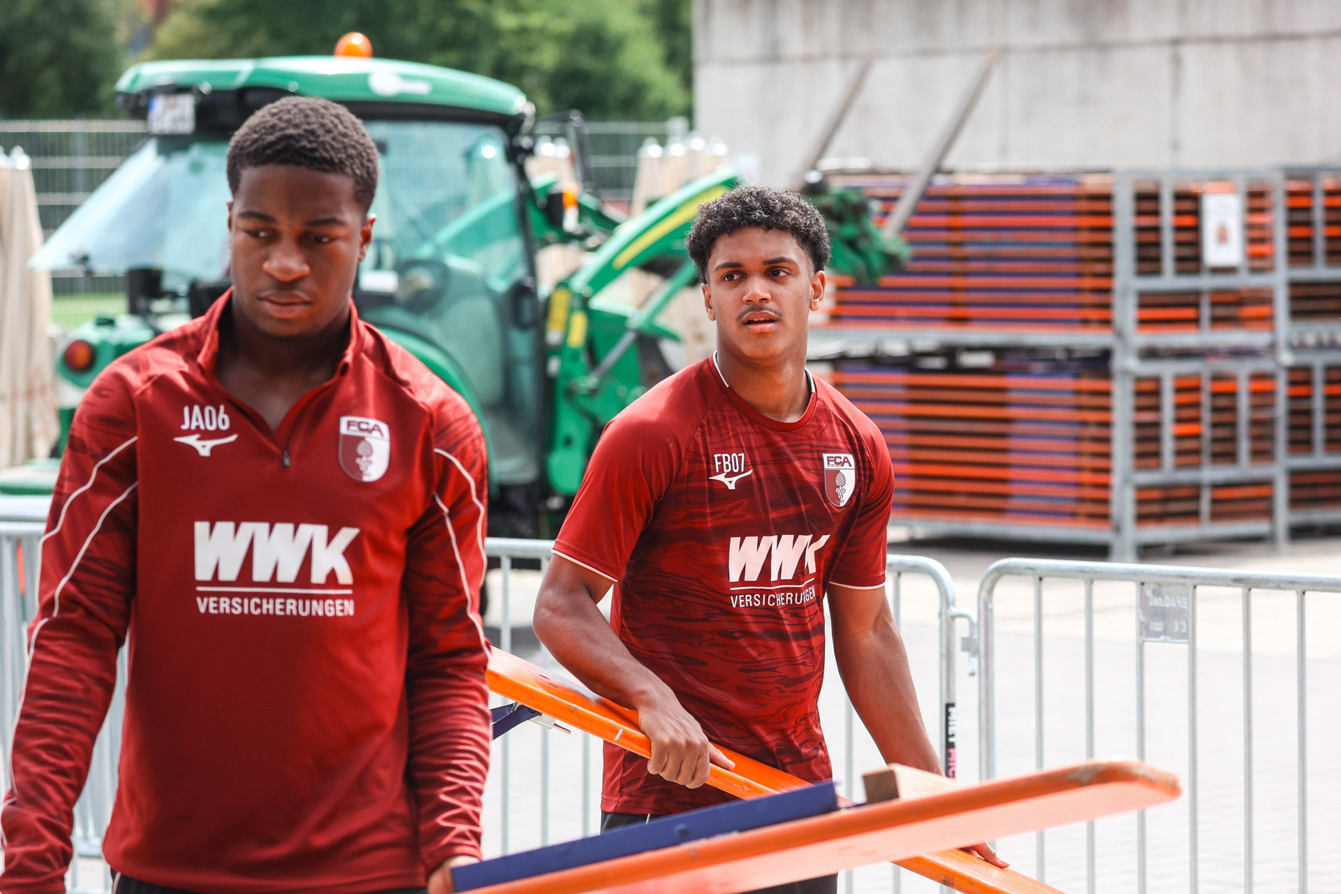 U23 unterstützt beim Aufbau.