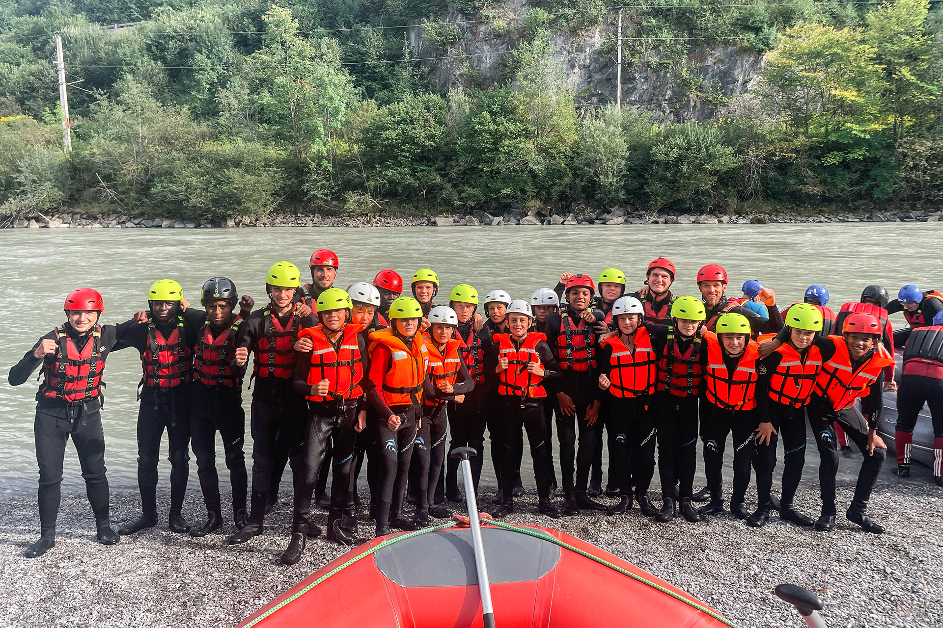 U14 beim Wildwasser-Rafting.