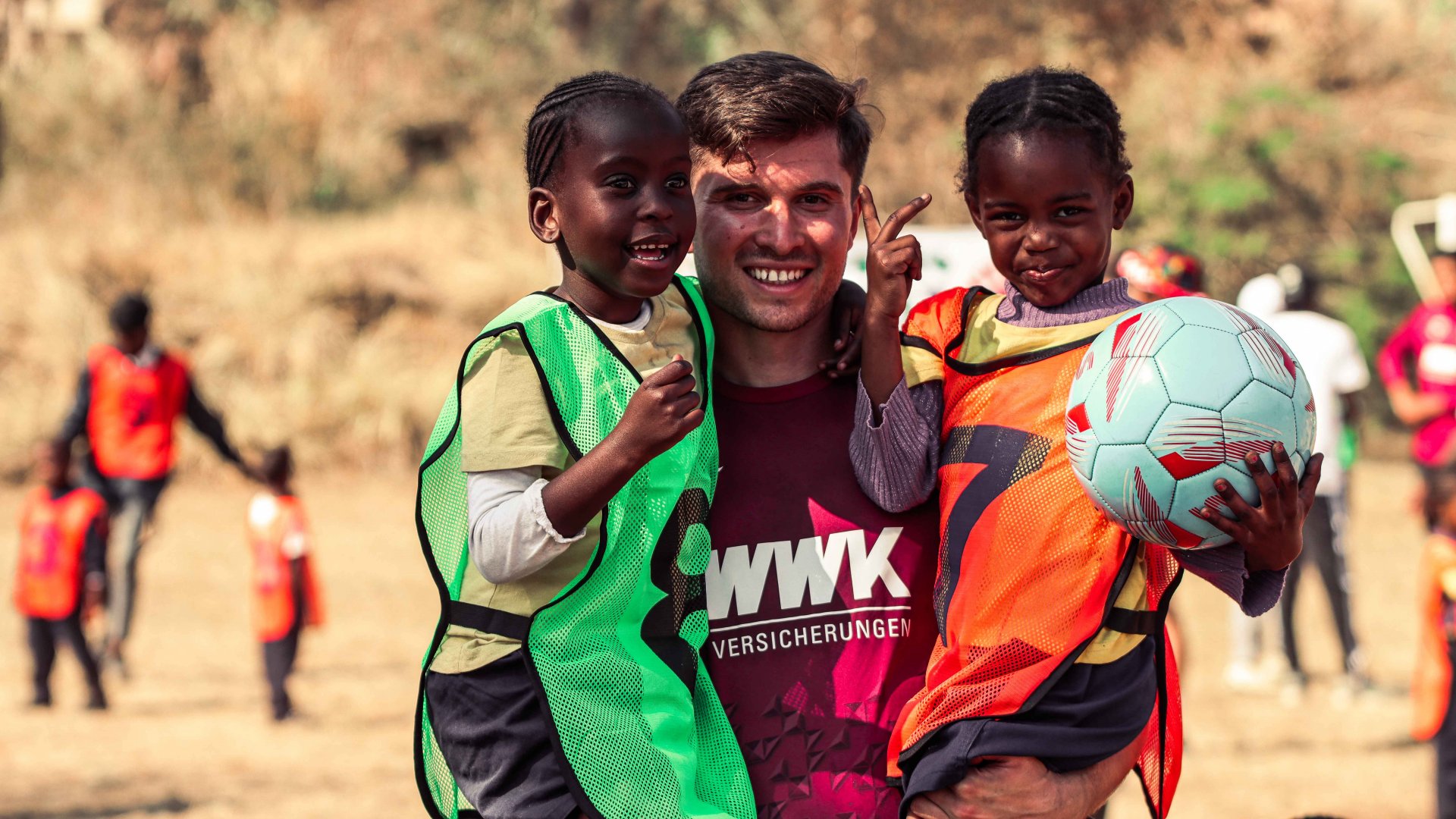 Community Service: FCA-Profis kicken mit 400 Kids | FC Augsburg     