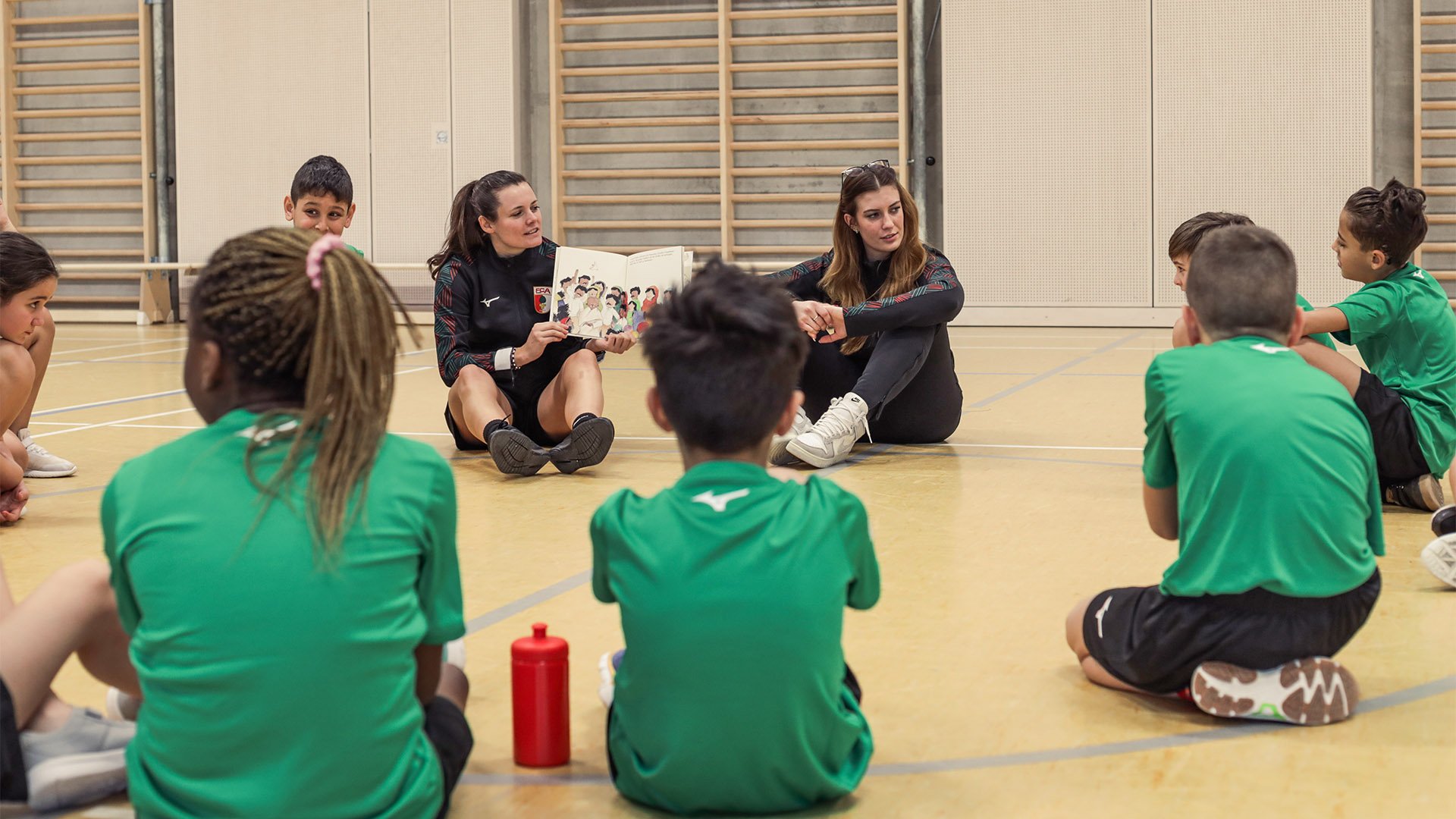 Ballschule trifft auf Lese-Insel: FCA präsentiert einzigartiges Konzept | FC Augsburg     